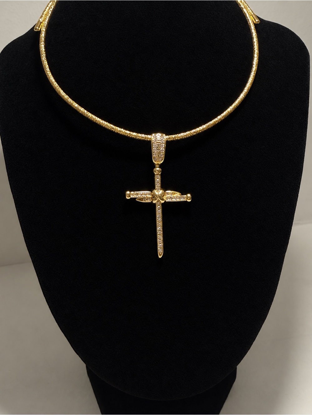 Gold Cross Pendant Necklace - Elegant Women's Jewelry